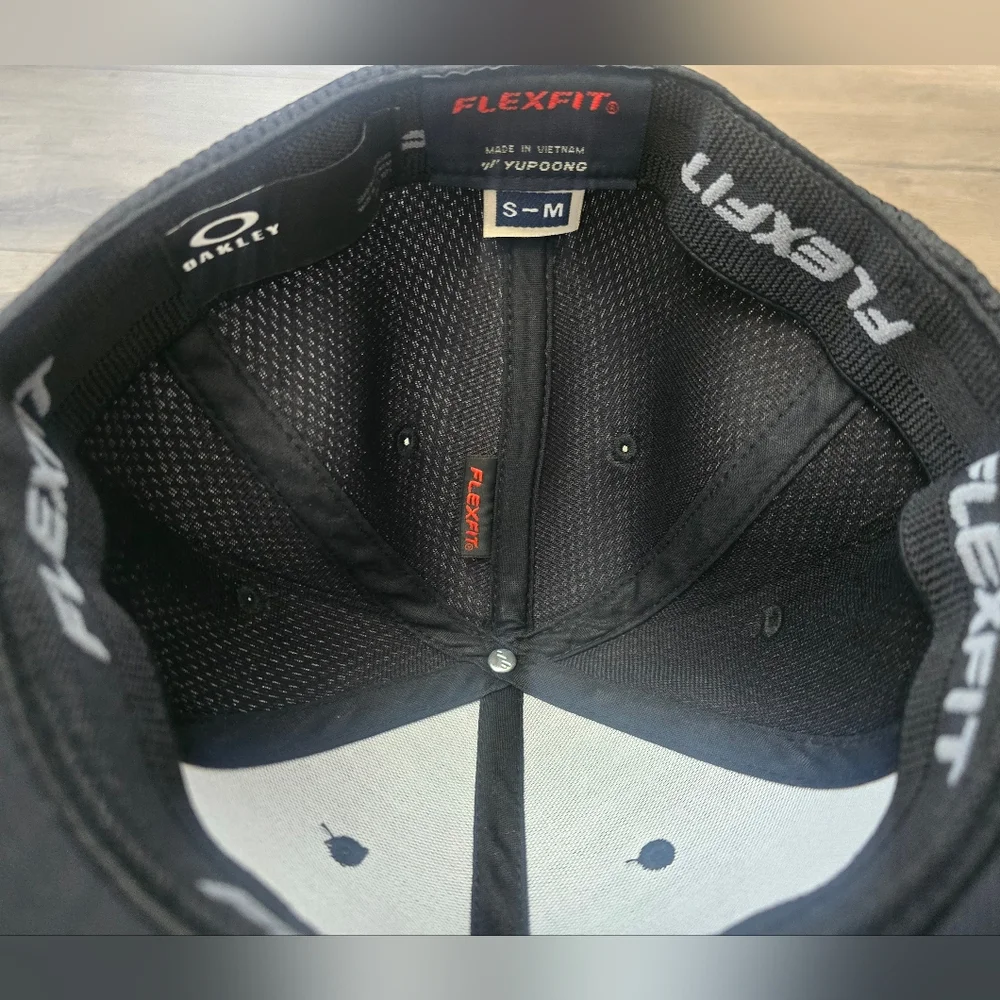 Oakley Flexfit Hat Small/Medium Black White - Picture 4 of 5